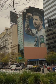 Hình ảnh Messi phủ kín đường phố Buenos Aires