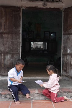 Mái ấm gia đình Việt: Chồng qua đời, người vợ bệnh tật gồng gánh nuôi ba con nhỏ