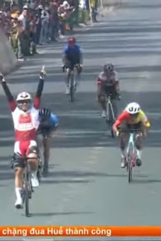 Sắc thắm cố đô: Người dân diễu hành rực rỡ, Lê Văn Động thắng lớn chặng phong trào