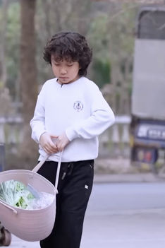 Khi các ông bố nổi tiếng đối mặt với thử thách "một mình chăm con"