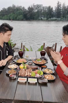 Quán ăn hạnh phúc "đột nhập" nhà hàng của Ngọc Trinh