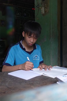 Mái ấm gia đình Việt: Cậu bé Tấn Đạt vừa học vừa cắt cỏ phụ bà nuôi mẹ bệnh