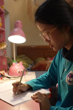 Mái ấm gia đình Việt: Minh Ngọc chăm mẹ liệt nửa người, phụ ngoại nuôi ba em nhỏ