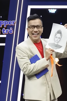 Hoàng Rapper bất ngờ được "hot boy nhí" tự tay vẽ tranh tặng