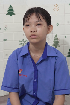 Mái ấm gia đình Việt: Nghị lực của nữ sinh sống cùng bà ngoại bán vé số