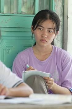 Mái ấm gia đình Việt: Cha qua đời, chị gái gác giấc mơ đại học, nuôi em đến trường