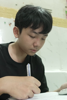 Mái ấm gia đình Việt: Duy Khương bật khóc trước cậu bé không biết cha là ai