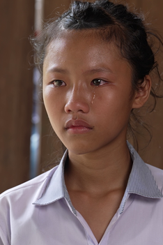Mái ấm gia đình Việt: Bé gái mồ côi chỉ mong có tiền chữa mắt cho bà