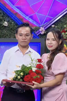 Bạn muốn hẹn hò: Chị gái chủ tiệc cưới tự tay mang tráp trầu cau đi "hỏi chồng"