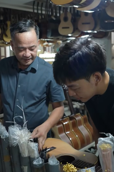 Nghề làm đàn guitar trở thành di sản gia đình | Người chung quanh ta
