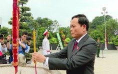 Đoàn đại biểu dự Đại hội đại biểu Đảng bộ TP. Hồ Chí Minh lần thứ I dâng hương các anh hùng liệt sĩ