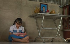 Như Quỳnh đi bộ 40 phút đến trường, tranh thủ nhặt ve chai - Mái ấm gia đình Việt