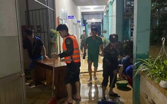 Nước rút, lực lượng vũ trang Đà Nẵng giúp dọn bùn trong đêm