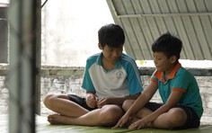 Huy Nam và anh trai sống nương tựa bà nội lớn tuổi trong căn nhà cũ kỹ