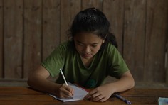 Ngôi nhà trống trải không có cửa và cô bé mồ côi Bảo Hân nằm ngủ võng