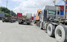 Xe tải, container đậu tràn lan bất chấp biển cấm