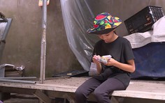 Chị em Thúy Đào hái rau, câu cá phụ mẹ mưu sinh - Mái ấm gia đình Việt