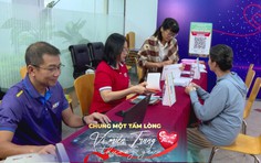 Nhiều người dân TP. Hồ Chí Minh tiếp tục ủng hộ đồng bào miền Trung tại Quỹ "Chung một tấm lòng"