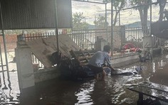 Bão Kalmaegi: Lũ lên rất nhanh trong đêm, hàng trăm nhà dân ngập sâu, nhiều nơi bị cô lập