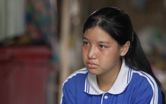 Lúc nhớ mẹ, em ngồi buồn ôm di ảnh và tâm sự với mẹ