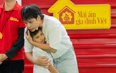 Khóc nghẹn trước bốn anh em mồ côi gầy gò vì thiếu chất