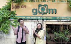 Tuấn Kiệt và Chen Ru Lu hào hứng với món chè lục bảo tại Bình Thạnh