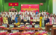TP.HCM trao Huy hiệu Đảng kỷ niệm 80 năm Cách mạng Tháng Tám và Quốc khánh 2/9