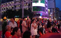 Khán giả đội mưa xem tổng duyệt Gala "Chuông vàng vọng cổ"
