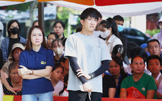 B Trần: Khó khăn của các em khiến tôi nhận ra nỗi khổ của mình thật nhỏ bé