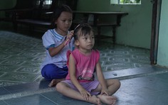 Cô bé 8 tuổi Hồ Thị Thùy mất mẹ, phụ giúp cha chăm sóc 3 em thơ - Mái ấm gia đình Việt