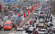 Hàng ngàn xe kẹt cứng trên cầu Bình Lợi sáng nay