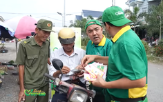 Quyền Linh và Quốc Thuận “tranh khách” bán vé số giúp hoàn cảnh khó khăn