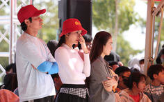 Vân Trang, Huy Khánh xúc động khi trở lại "Mái ấm gia đình Việt"