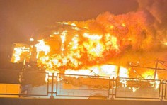 Xe giường nằm cháy rụi trên cao tốc, nam sinh lớp 12 tử vong