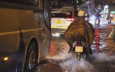 TP. Hồ Chí Minh: Mưa lớn, triều cường gây ngập nhiều tuyến đường