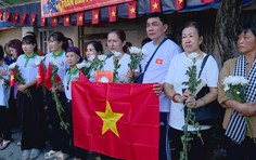Những nhành hoa trắng tiễn các liệt sĩ về với đất mẹ