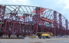 Cận cảnh công tác chuẩn bị hạ thủy kết cấu vòm thép cầu đi bộ qua sông Sài Gòn