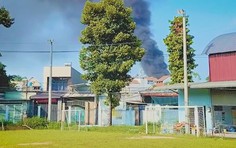 Cháy kho chứa vỏ xe ở Đồng Nai, cột khói cao hàng chục mét