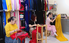 Giữ hồn Tết Việt qua tà áo dài may đo thủ công