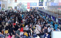 Sân bay Nội Bài đông nghẹt người chiều mùng 5 Tết
