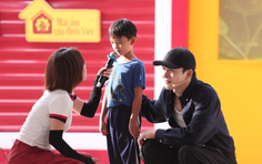 Lâm Bảo Ngọc giúp hai chị em mồ côi về quê thăm mộ mẹ - Mái ấm gia đình Việt