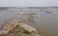 Nước sông Hồng cạn, tàu thuyền di chuyển khó khăn