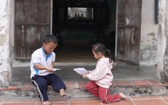 Mái ấm gia đình Việt: Chồng qua đời, người vợ bệnh tật gồng gánh nuôi ba con nhỏ