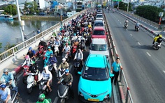 Dòng xe ken đặc trên cầu Kênh Tẻ sau tai nạn giữa xe đầu kéo và xe rác khiến tài xế tử vong