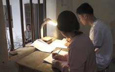 Mái ấm gia đình Việt: Thu Huệ chăm cha thiểu năng và anh chậm phát triển