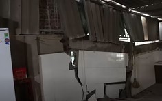 Nền đất sụt sâu, tường nứt toác, 11 hộ dân phải di dời khẩn cấp
