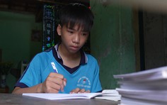 Mái ấm gia đình Việt: Cậu bé Tấn Đạt vừa học vừa cắt cỏ phụ bà nuôi mẹ bệnh
