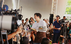 Song Luân, Anh Tú bán bánh gây quỹ giúp trẻ em "Mái ấm gia đình Việt"