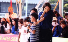 Mái ấm gia đình Việt: Ốc Thanh Vân nghẹn lòng trước cô bé nghỉ học nuôi em