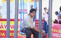 Mái ấm gia đình Việt: Khải Đăng tặng giường cho ba chị em phải ngủ dưới nền đất